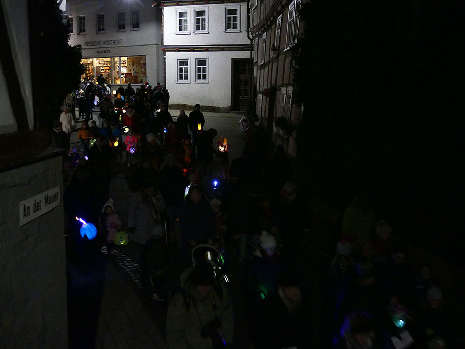 Sankt Martin Laternenumzug durch die Stadt (Foto: Karl-Franz Thiede)